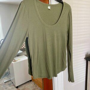 Old Navy Long Sleeve Ribbed Scoop Neck Go Dry T-shirt in Sage Olive Green